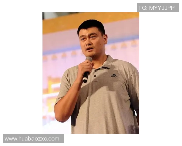 姚明与路人亲密合影瞬间引发热议网友纷纷点赞称赞偶像魅力无穷