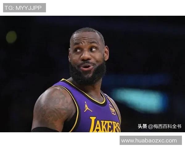 美国足球明星跨界挑战篮球赛场展现全能运动员风采